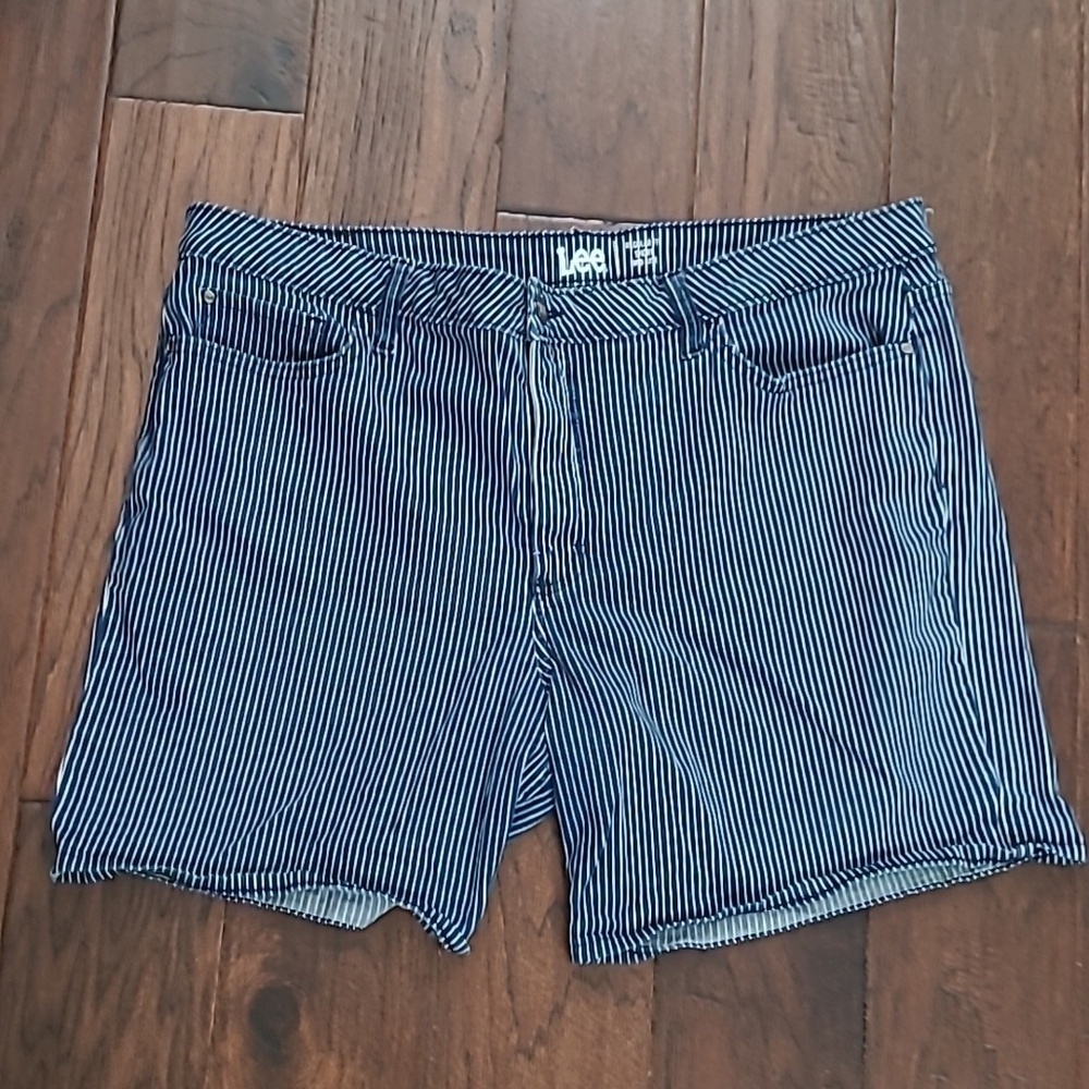 Lee Dark Blue & White Striped Jean Shorts size 20